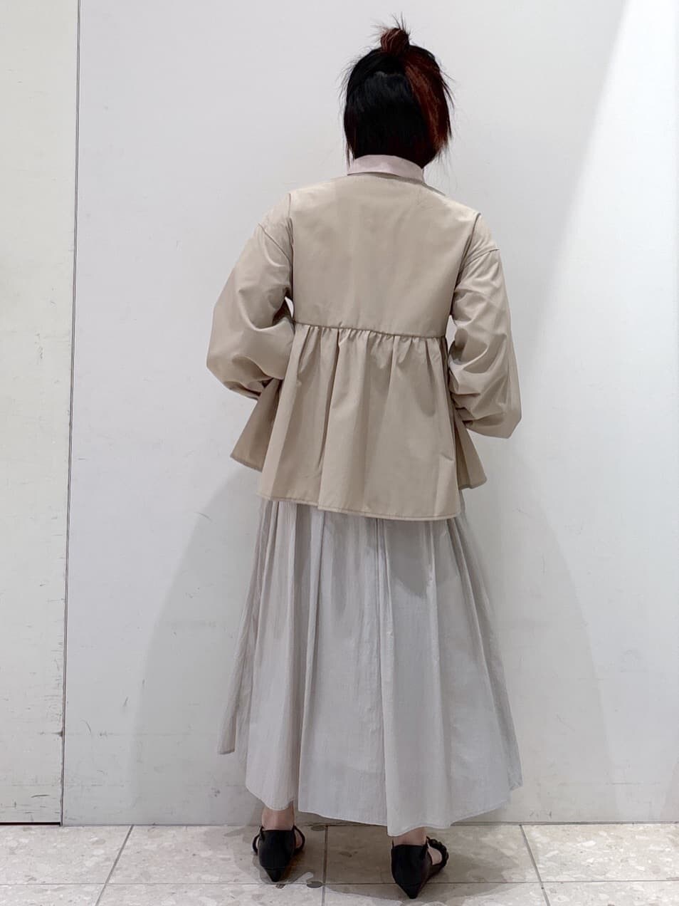 ベージュ系のノーカラージャケット、ピンク系のシャツ/ブラウス、グレー系のスカートを着用したレディースの春コーディネートの8枚目の写真