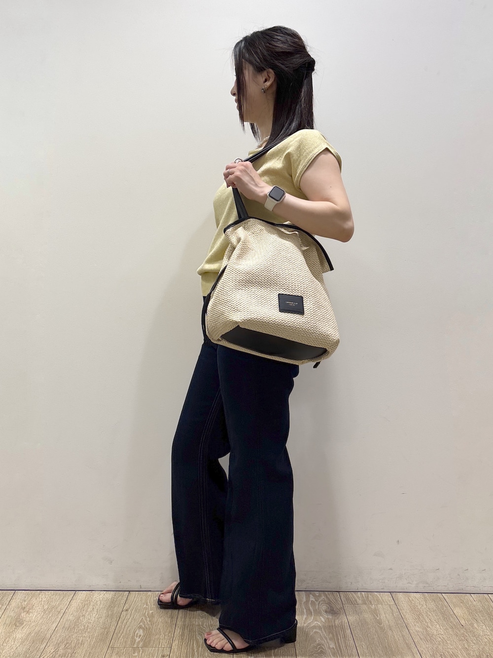 イエロー系のニット/セーター、ブルー系のその他パンツ、ホワイト系のトートバッグを着用したレディースの夏コーディネートの6枚目の写真