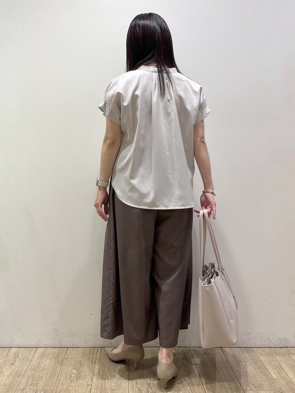 ベージュ系のシャツ/ブラウス、ブラウン系のその他パンツ、グレー系のトートバッグを着用したレディースの夏コーディネートの3枚目の写真