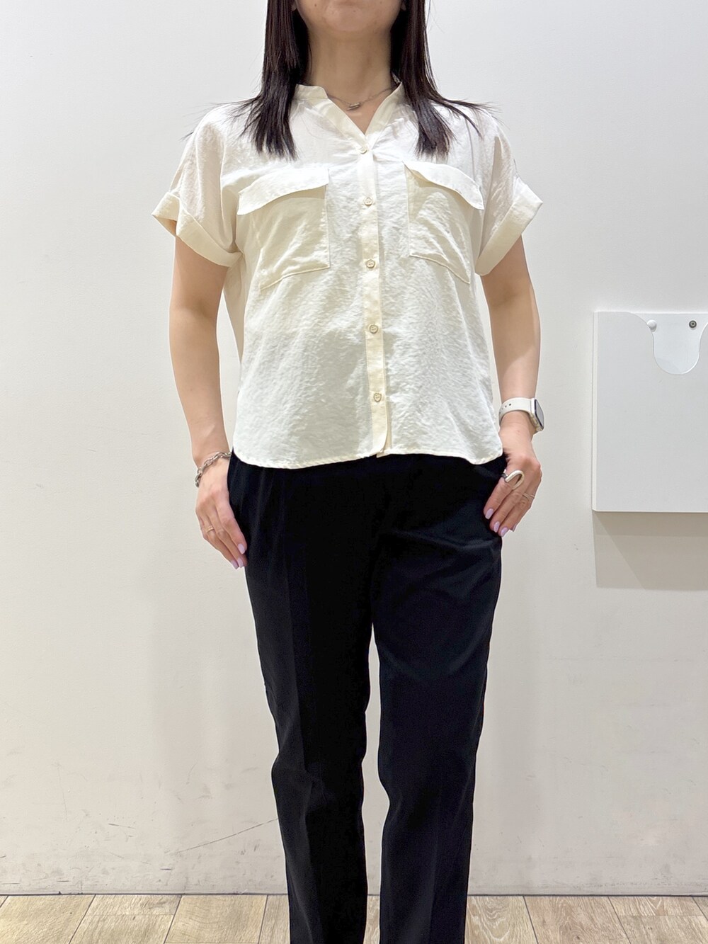 ホワイト系のシャツ/ブラウス、ブルー系のその他パンツ、ホワイト系のトートバッグを着用したレディースの夏コーディネートの7枚目の写真