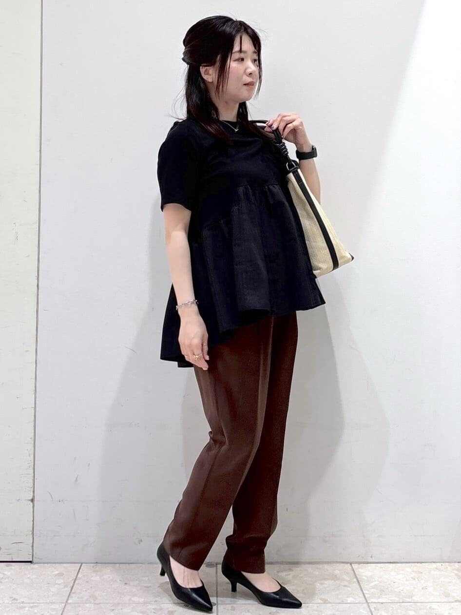 ブラック系のTシャツ/カットソー、ブラウン系のその他パンツ、ブラック系のショルダーバッグを着用したレディースの春コーディネートの2枚目の写真
