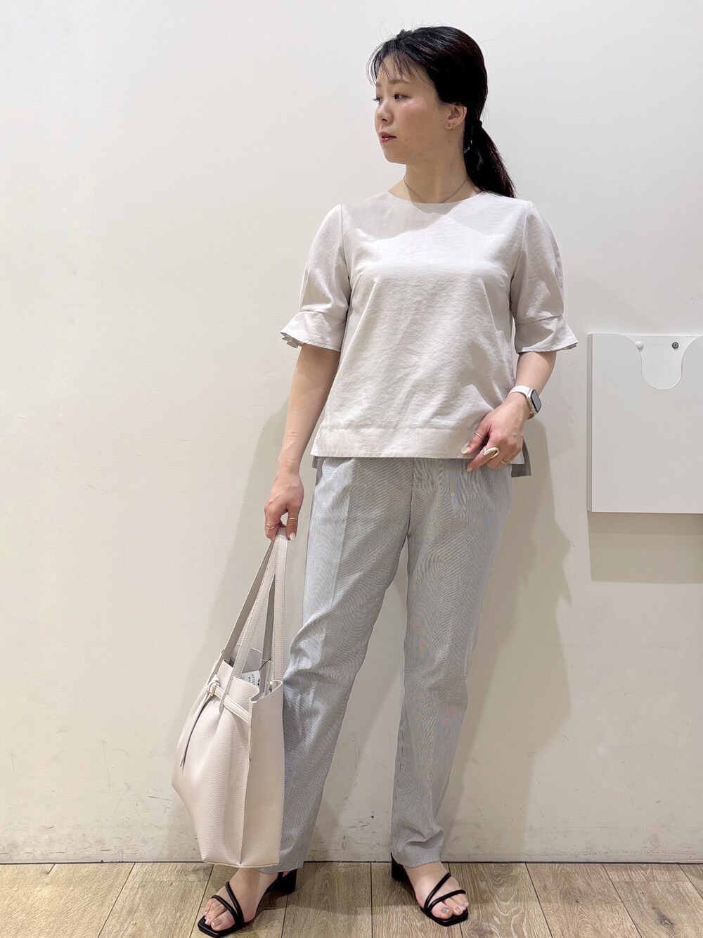 ベージュ系のシャツ/ブラウス、ブルー系のその他パンツ、グレー系のトートバッグを着用したレディースの夏コーディネートの8枚目の写真
