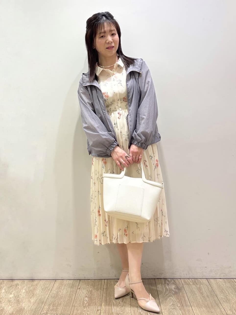 ベージュ系のパンプス、ホワイト系のショルダーバッグ、グレー系のブルゾンを着用したレディースの春コーディネートの8枚目の写真