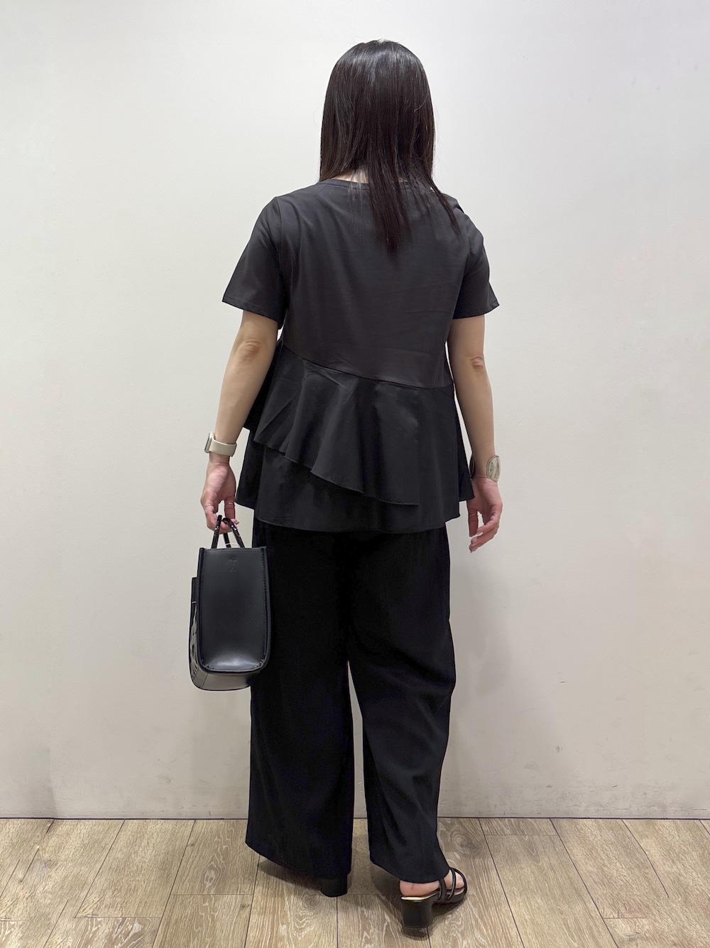 ブラック系のTシャツ/カットソー、ブラック系のその他パンツ、ブラック系のトートバッグを着用したレディースの夏コーディネートの3枚目の写真