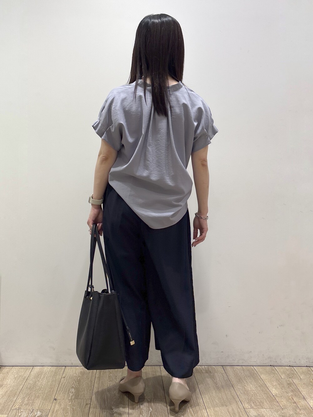 ブルー系のシャツ/ブラウス、ブルー系のその他パンツ、ブラック系のトートバッグを着用したレディースの夏コーディネートの3枚目の写真