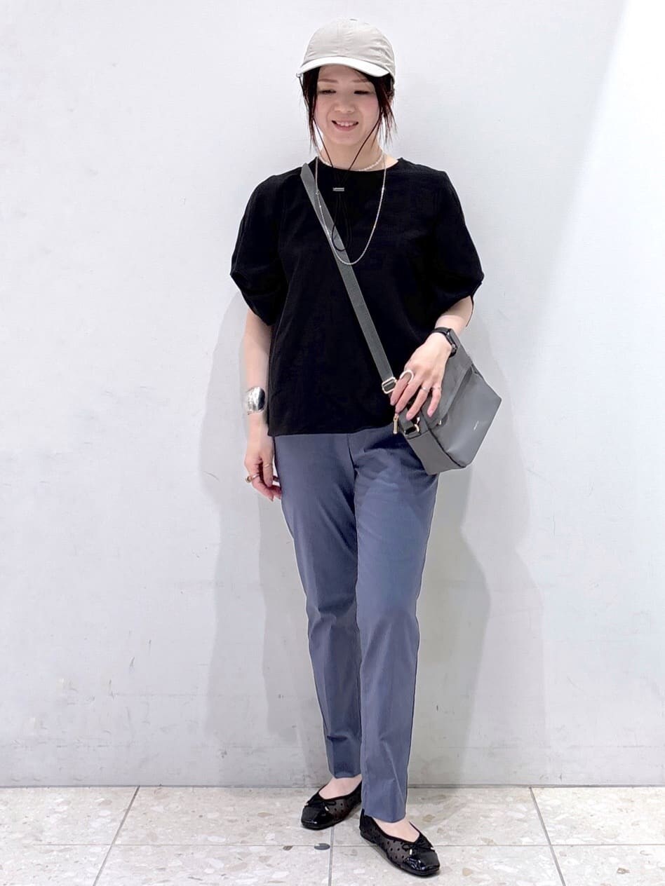 ブラック系のシャツ/ブラウス、ブルー系のその他パンツ、グレー系のショルダーバッグを着用したレディースの夏コーディネートの5枚目の写真