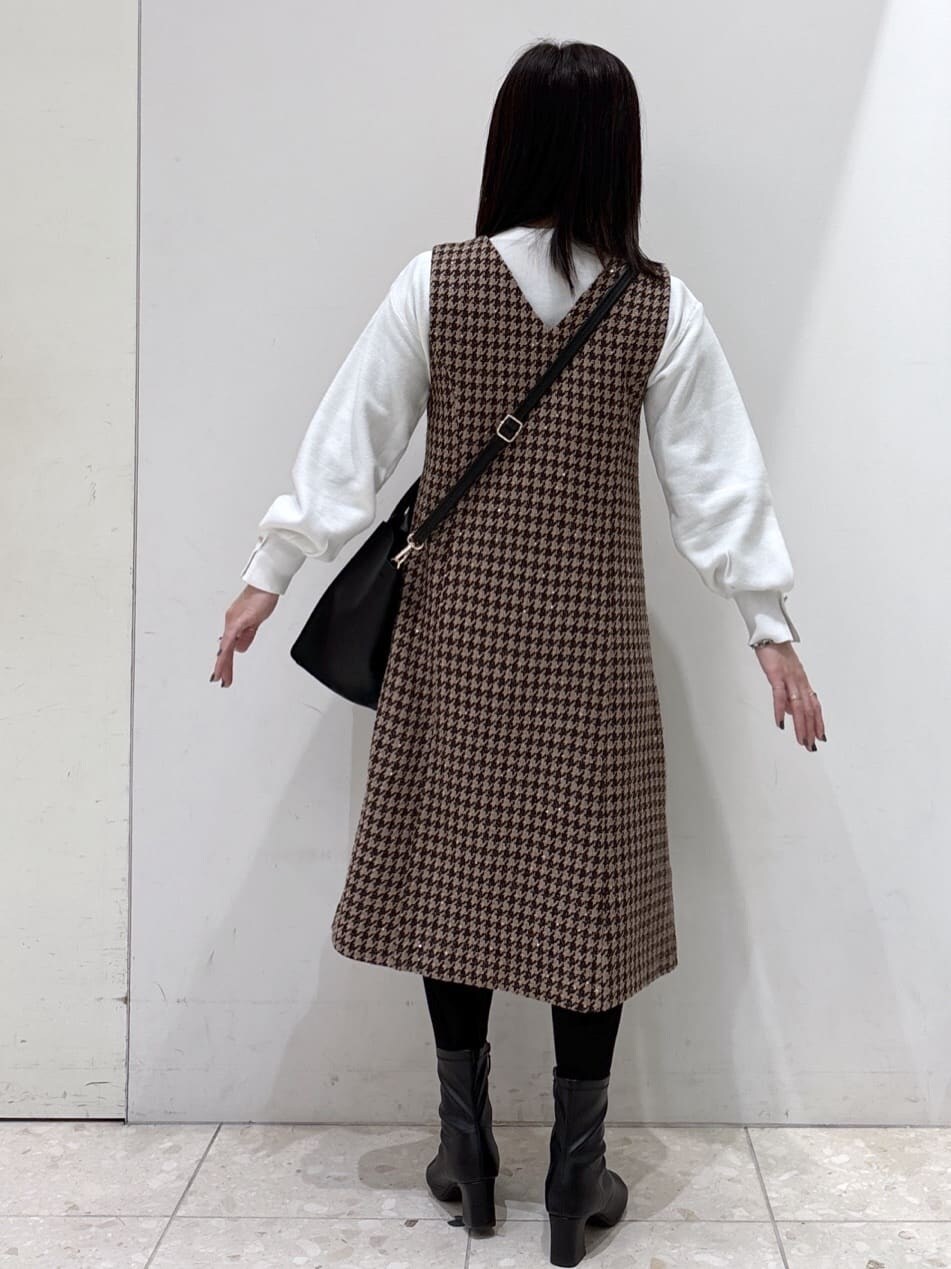 ホワイト系のニット/セーター、ブラウン系のワンピース、ブラック系のショルダーバッグを着用したレディースの冬コーディネートの7枚目の写真