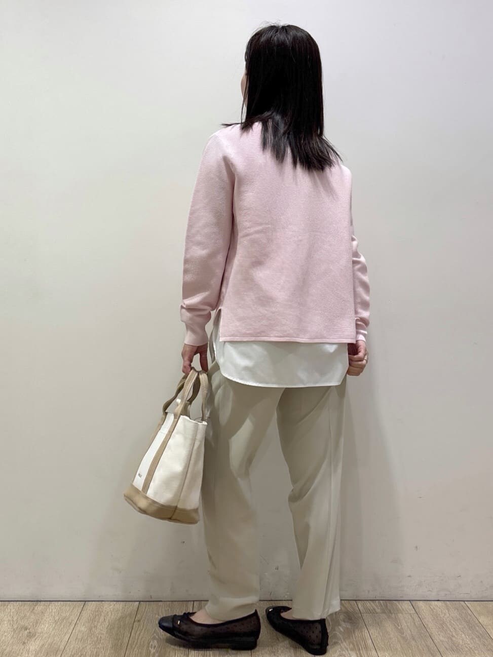 ブラック系のパンプス、ピンク系のニット/セーター、イエロー系のTシャツ/カットソーを着用したレディースの春コーディネートの4枚目の写真