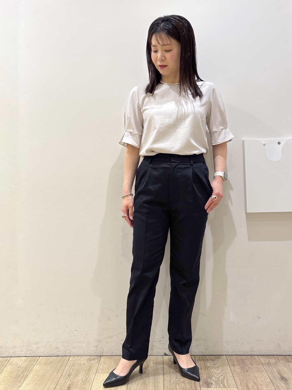 ブラック系のパンプス、グレー系のトートバッグ、ブルー系のその他パンツを着用したレディースの春コーディネートの5枚目の写真