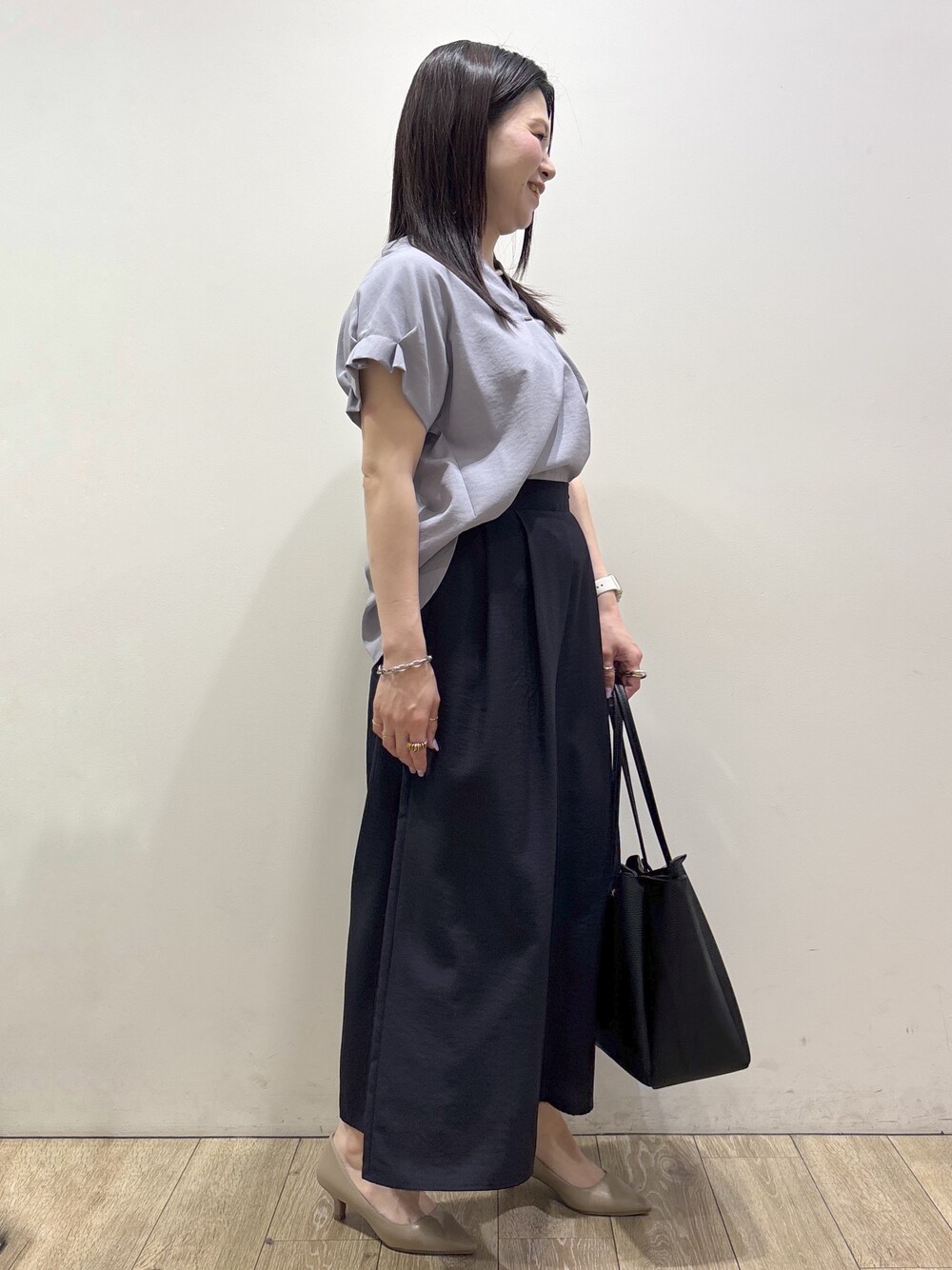 ブルー系のシャツ/ブラウス、ブルー系のその他パンツ、ブラック系のトートバッグを着用したレディースの夏コーディネートの2枚目の写真