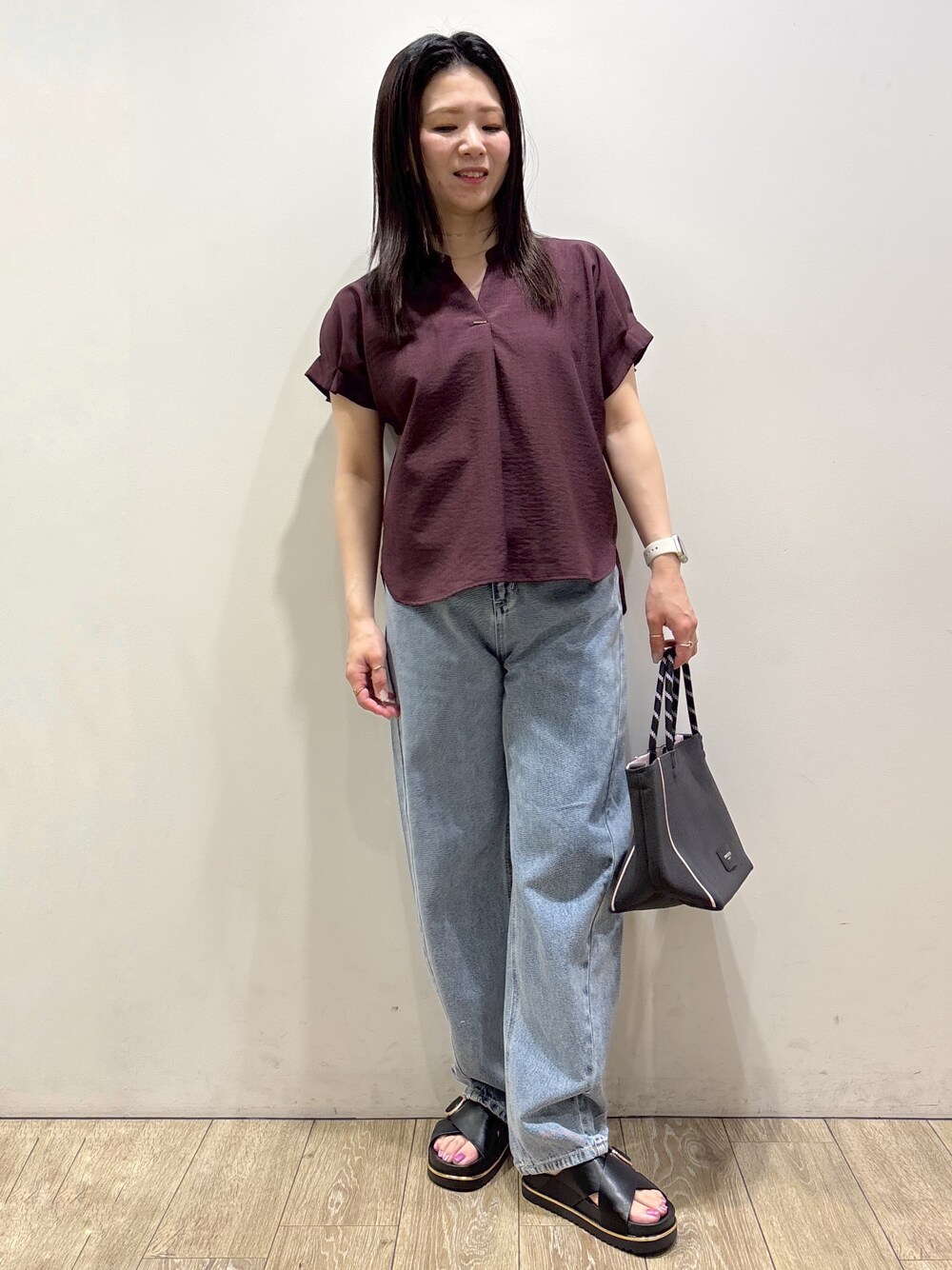 レッド系のシャツ/ブラウス、ブルー系のデニムパンツ、グレー系のトートバッグを着用したレディースの夏コーディネートの8枚目の写真