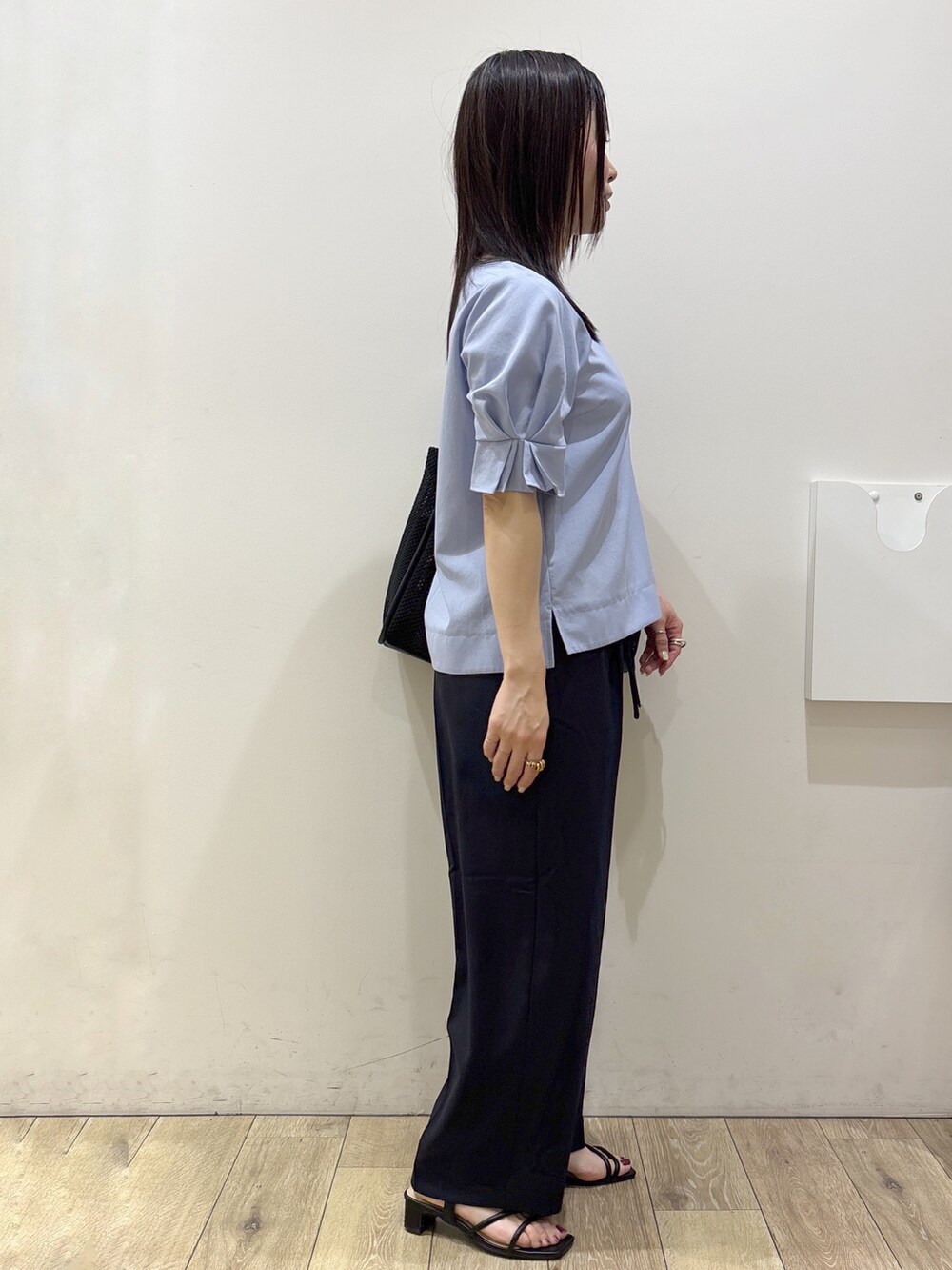 ブルー系のシャツ/ブラウス、ブルー系のその他パンツ、ブラック系のトートバッグを着用したレディースの夏コーディネートの2枚目の写真