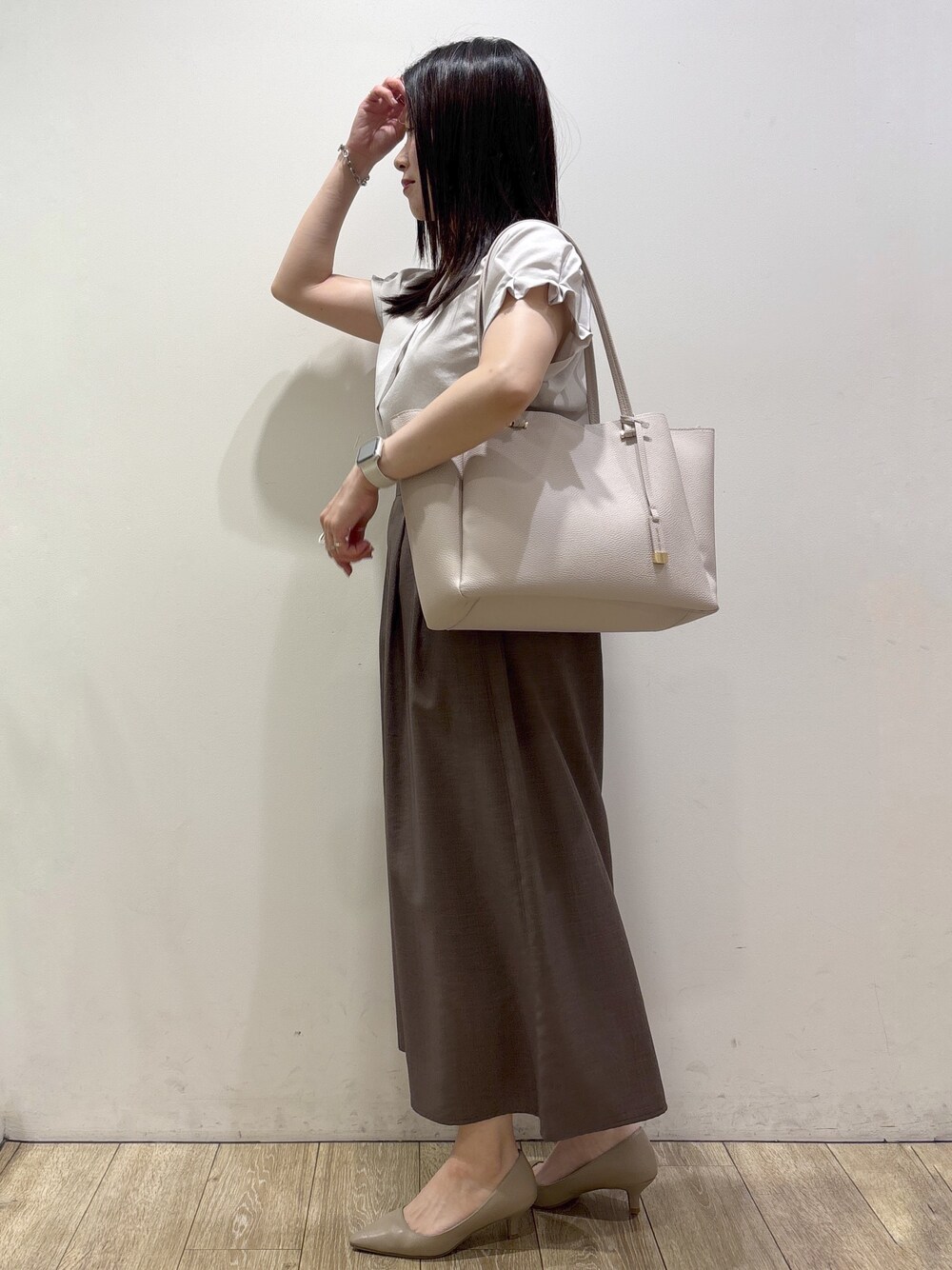 ベージュ系のシャツ/ブラウス、ブラウン系のその他パンツ、グレー系のトートバッグを着用したレディースの夏コーディネートの4枚目の写真