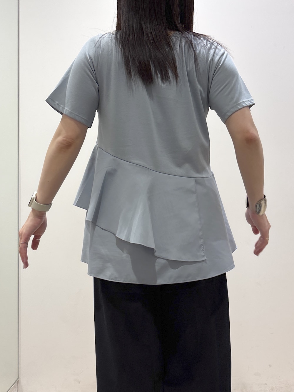 ブルー系のTシャツ/カットソー、ブラック系のその他パンツ、ベージュ系のトートバッグを着用したレディースの夏コーディネートの7枚目の写真