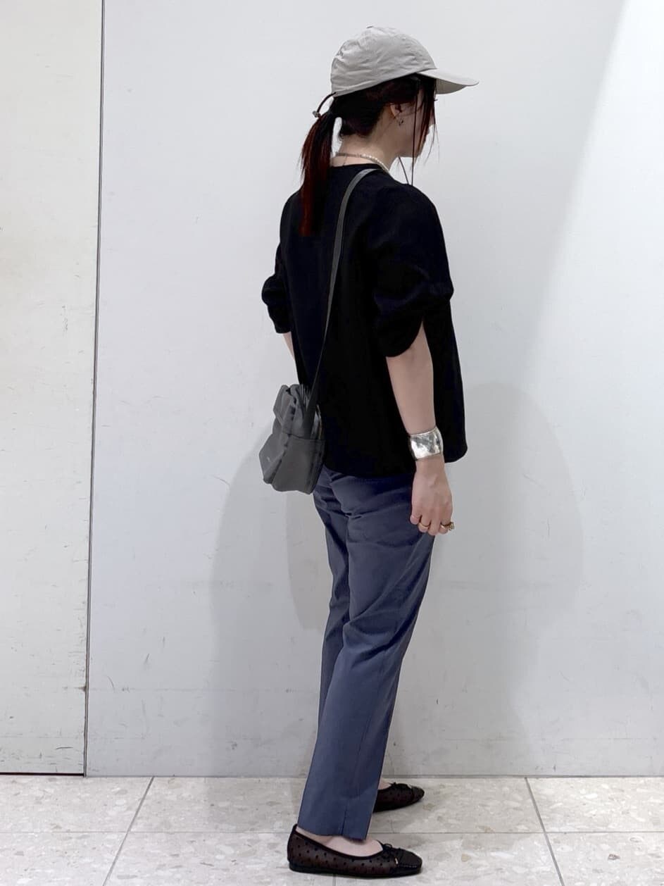 ブラック系のシャツ/ブラウス、ブルー系のその他パンツ、グレー系のショルダーバッグを着用したレディースの夏コーディネートの6枚目の写真