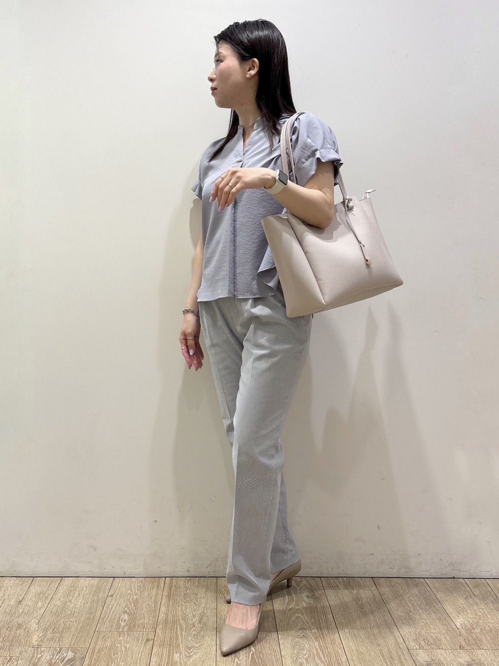 ブルー系のシャツ/ブラウス、ブルー系のその他パンツ、グレー系のトートバッグを着用したレディースの夏コーディネートの6枚目の写真