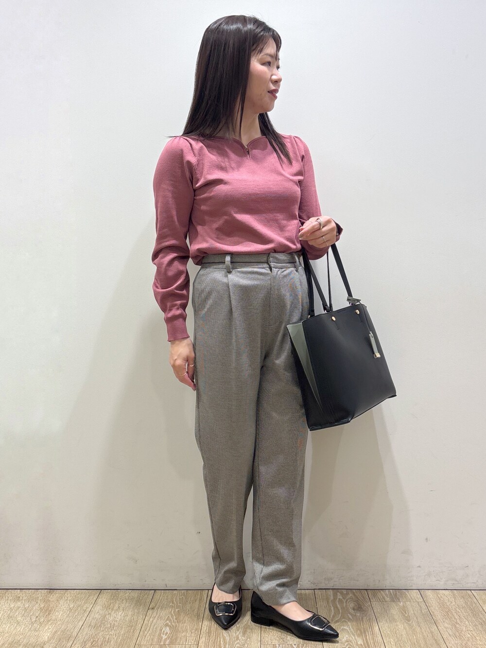 ピンク系のニット/セーター、ブラック系のその他パンツ、ブラック系のトートバッグを着用したレディースの秋コーディネートの8枚目の写真