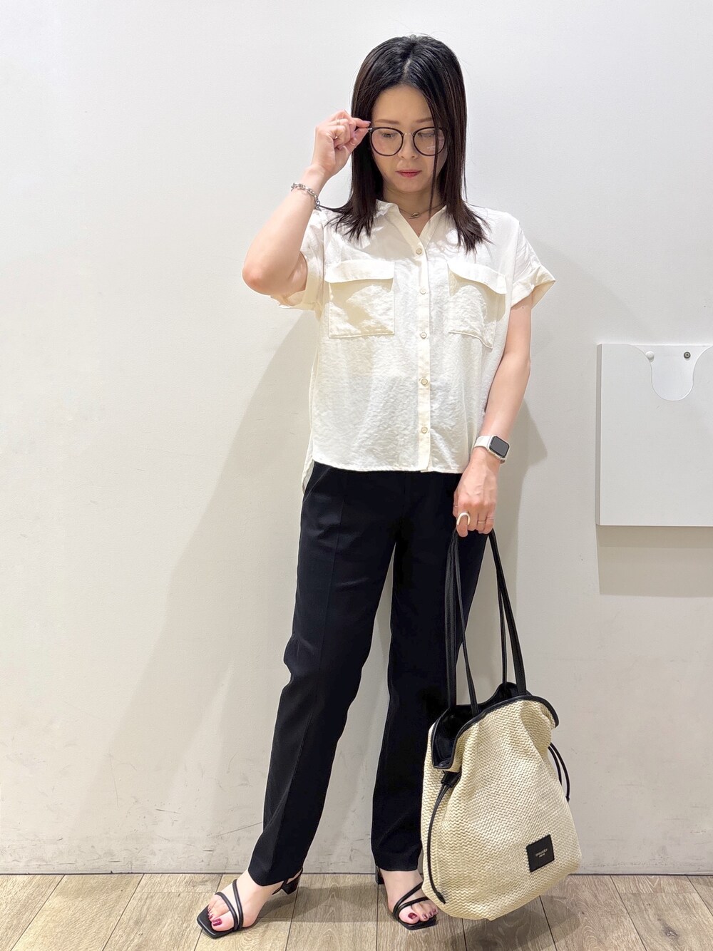 ホワイト系のシャツ/ブラウス、ブルー系のその他パンツ、ホワイト系のトートバッグを着用したレディースの夏コーディネートの5枚目の写真