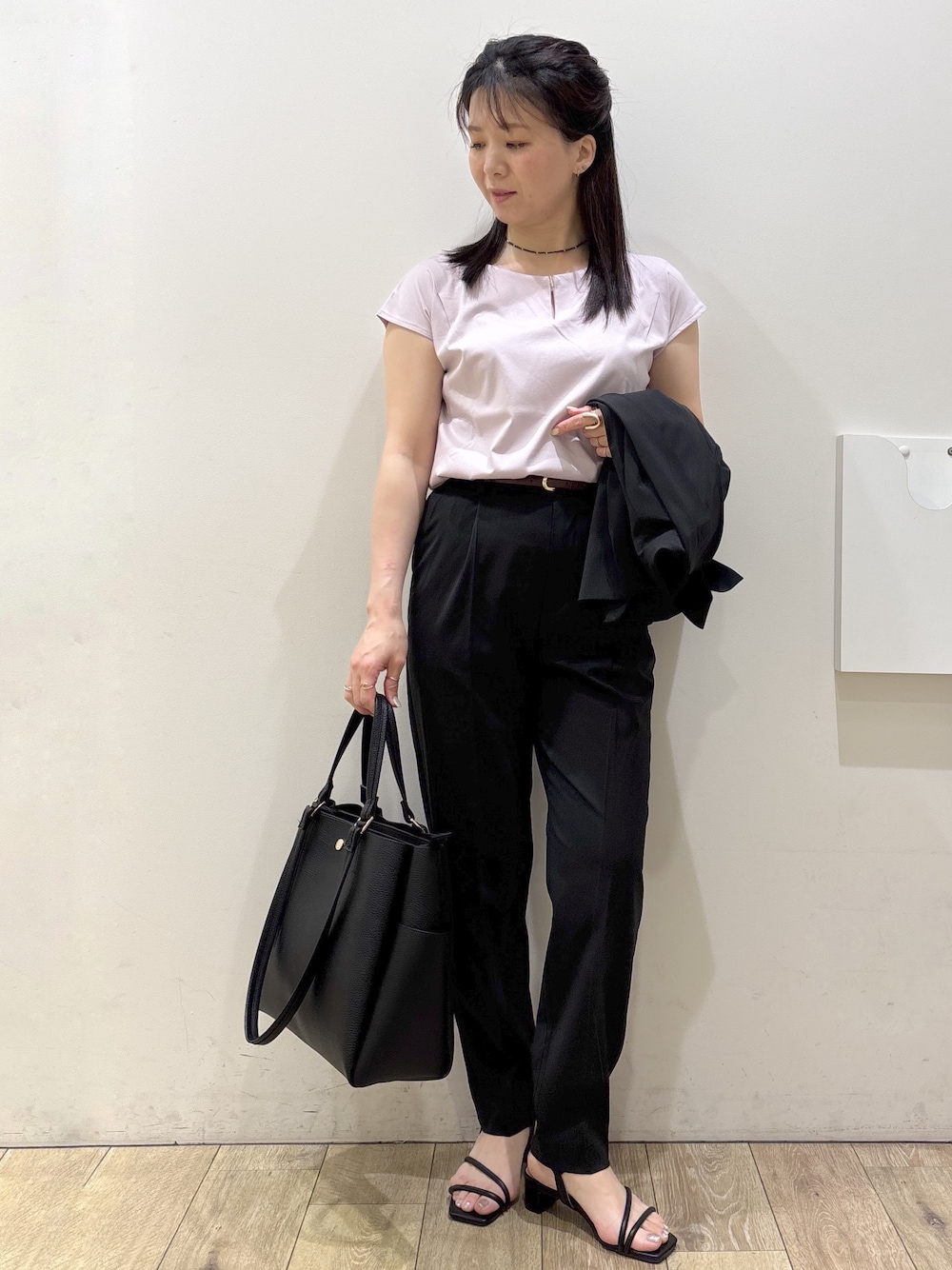 ブラック系のテーラードジャケット、ピンク系のTシャツ/カットソー、ブラック系のその他パンツを着用したレディースの春コーディネートの6枚目の写真