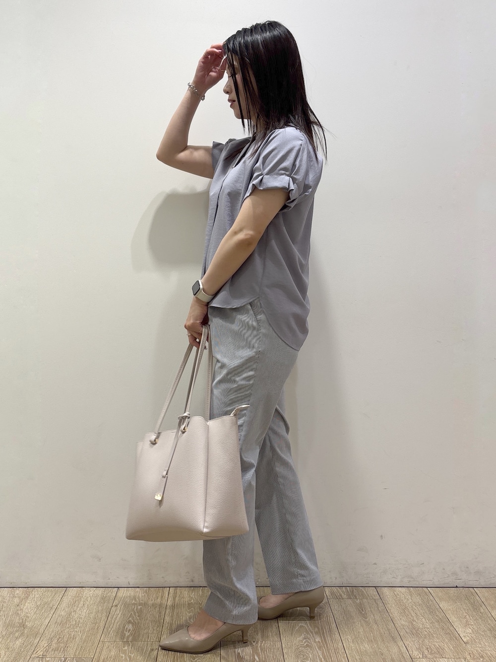 ブルー系のシャツ/ブラウス、ブルー系のその他パンツ、グレー系のトートバッグを着用したレディースの夏コーディネートの4枚目の写真