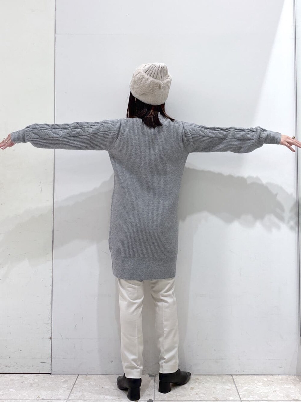 グレー系のワンピース、ベージュ系のその他パンツ、グレー系のトートバッグを着用したレディースの冬コーディネートの4枚目の写真