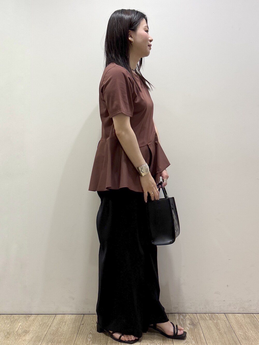 ブラウン系のTシャツ/カットソー、ブラック系のその他パンツ、ブラック系のトートバッグを着用したレディースの夏コーディネートの2枚目の写真
