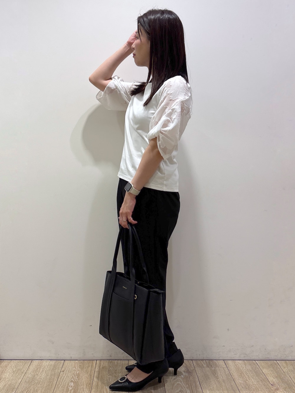 ホワイト系のTシャツ/カットソー、ブラック系のその他パンツ、ブラック系のトートバッグを着用したレディースの秋コーディネートの4枚目の写真