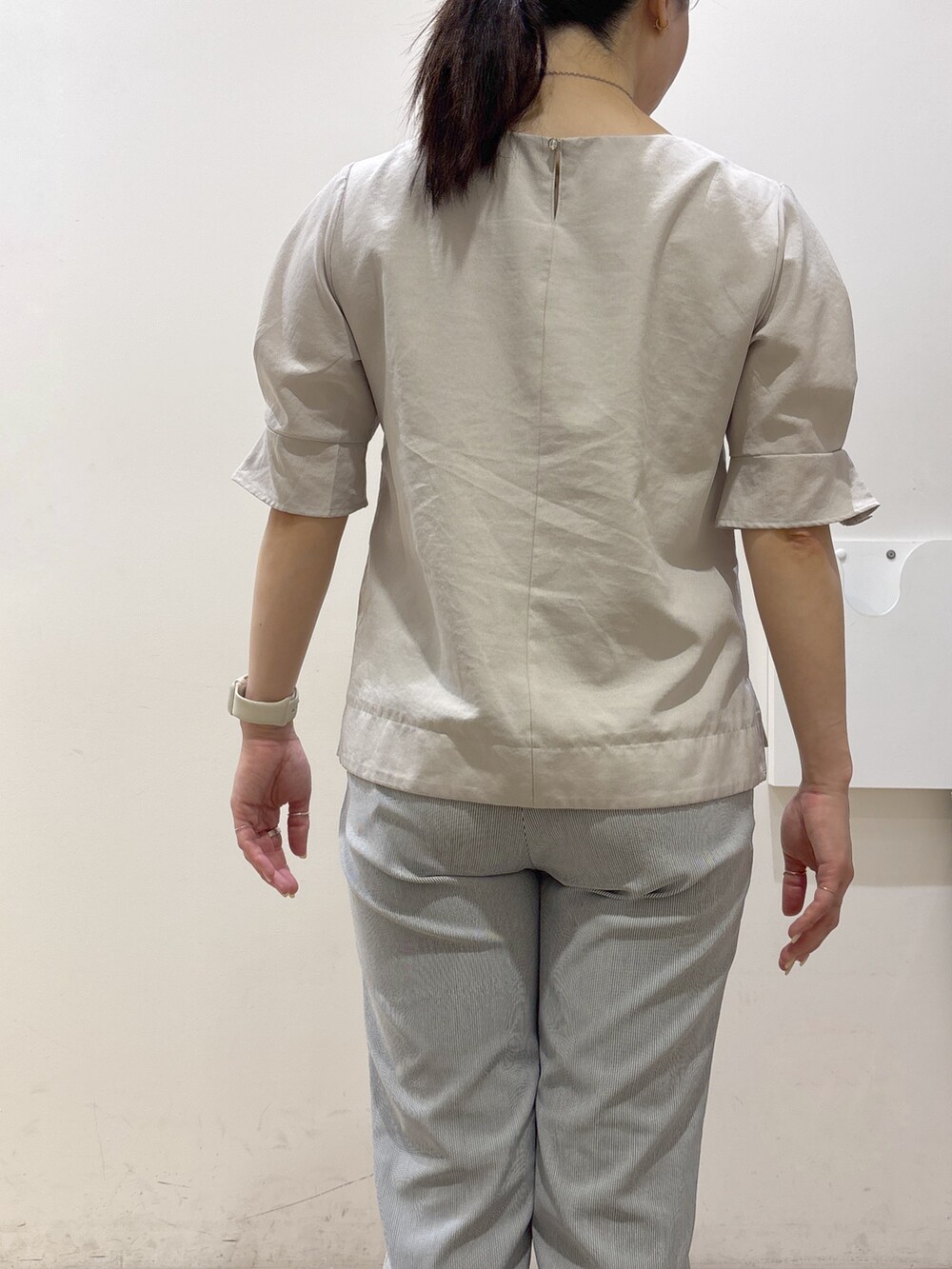 ベージュ系のシャツ/ブラウス、ブルー系のその他パンツ、グレー系のトートバッグを着用したレディースの夏コーディネートの7枚目の写真