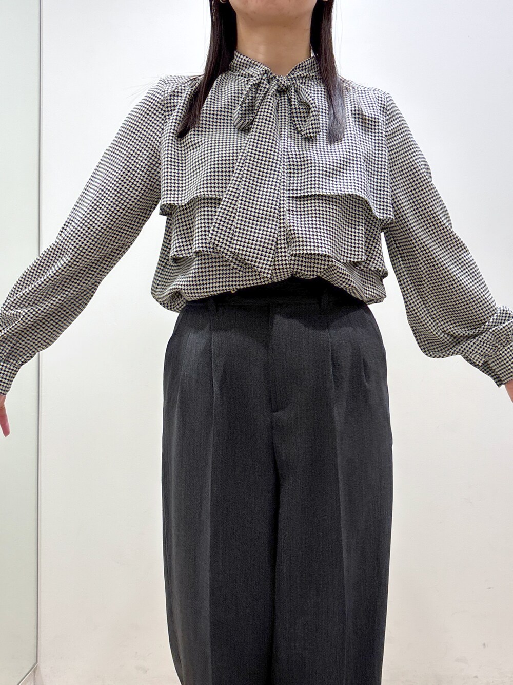 ブラック系のシャツ/ブラウス、グレー系のその他パンツ、ブラック系のトートバッグを着用したレディースの秋コーディネートの9枚目の写真