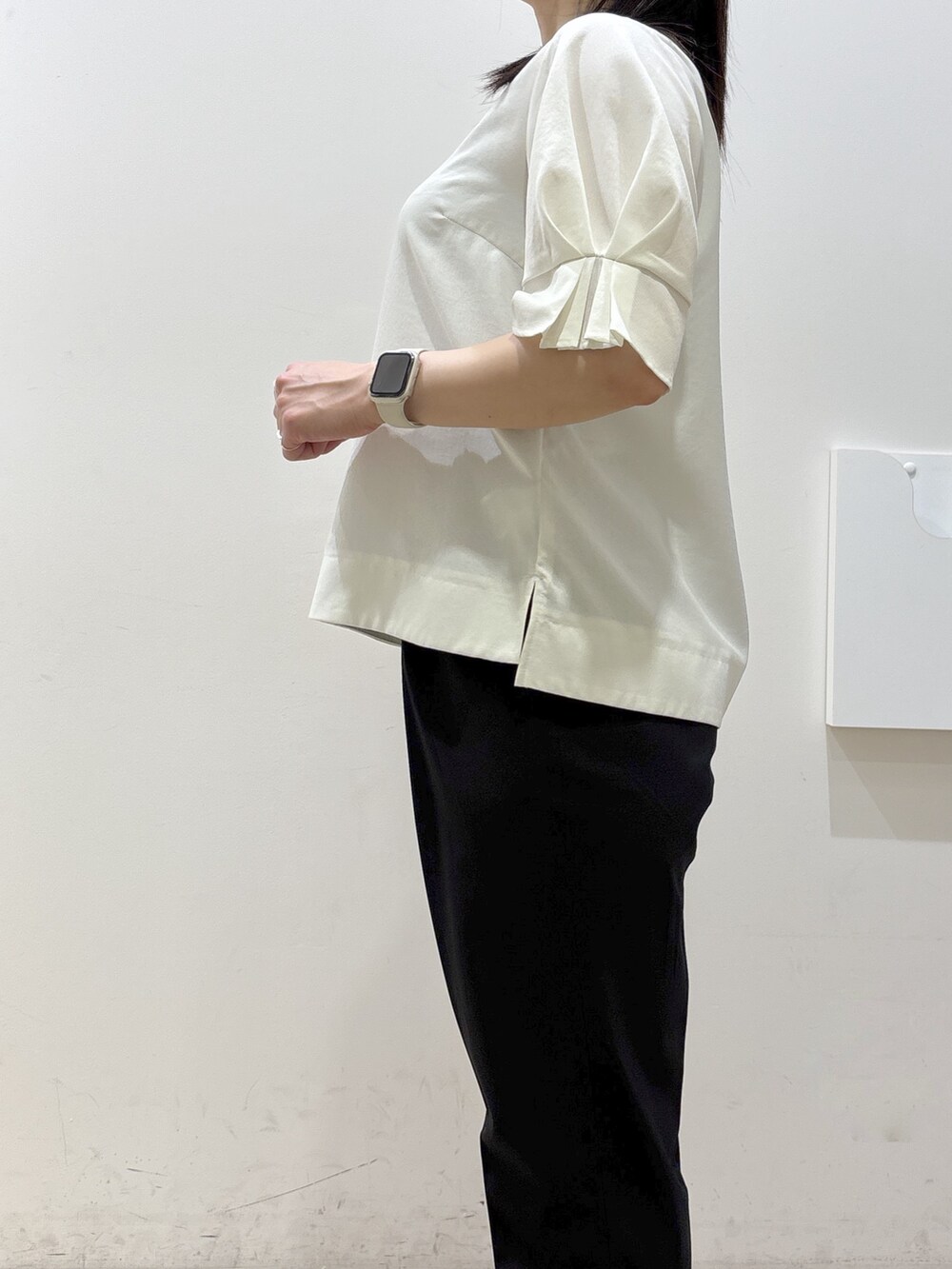 ホワイト系のシャツ/ブラウス、ブラック系のその他パンツ、ブラック系のトートバッグを着用したレディースの春コーディネートの6枚目の写真