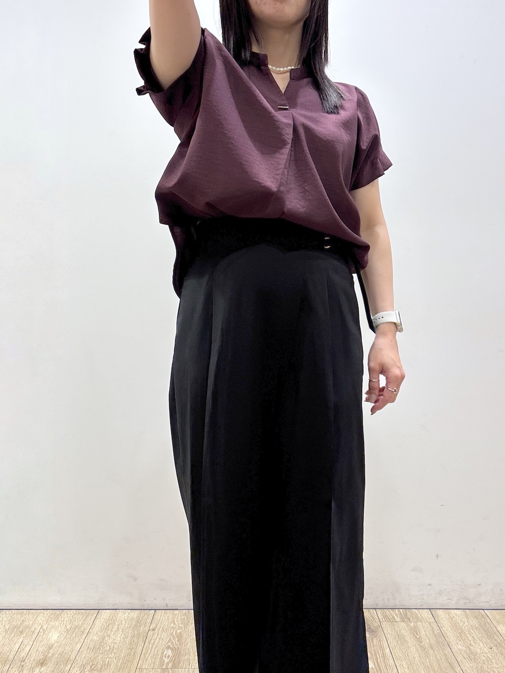 レッド系のシャツ/ブラウス、ブラック系のその他パンツ、ブラック系のトートバッグを着用したレディースの夏コーディネートの9枚目の写真