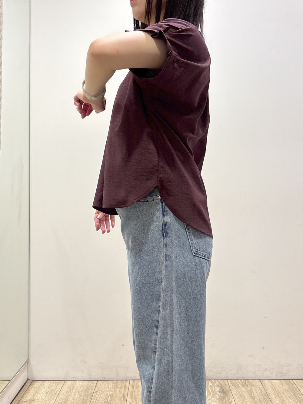 レッド系のシャツ/ブラウス、ブルー系のデニムパンツ、グレー系のトートバッグを着用したレディースの夏コーディネートの6枚目の写真