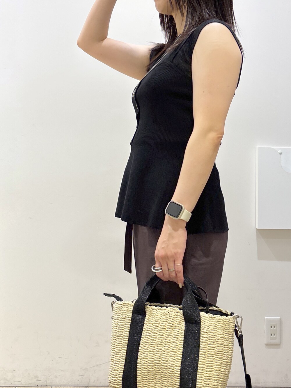 ブラウン系のその他パンツ、ブラック系のトートバッグ、ブラック系のサンダルを着用したレディースの夏コーディネートの8枚目の写真