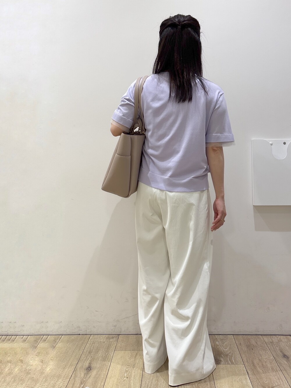 パープル系のニット/セーター、ホワイト系のその他パンツ、ベージュ系のトートバッグを着用したレディースの春コーディネートの7枚目の写真