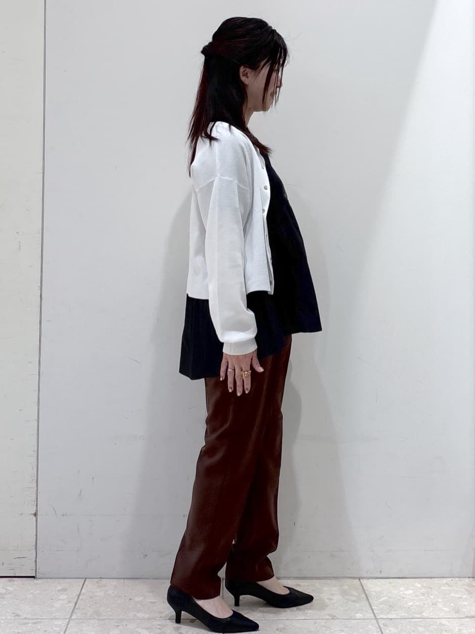 ブラック系のTシャツ/カットソー、ホワイト系のカーディガン/ボレロ、ブラウン系のその他パンツを着用したレディースの春コーディネートの7枚目の写真