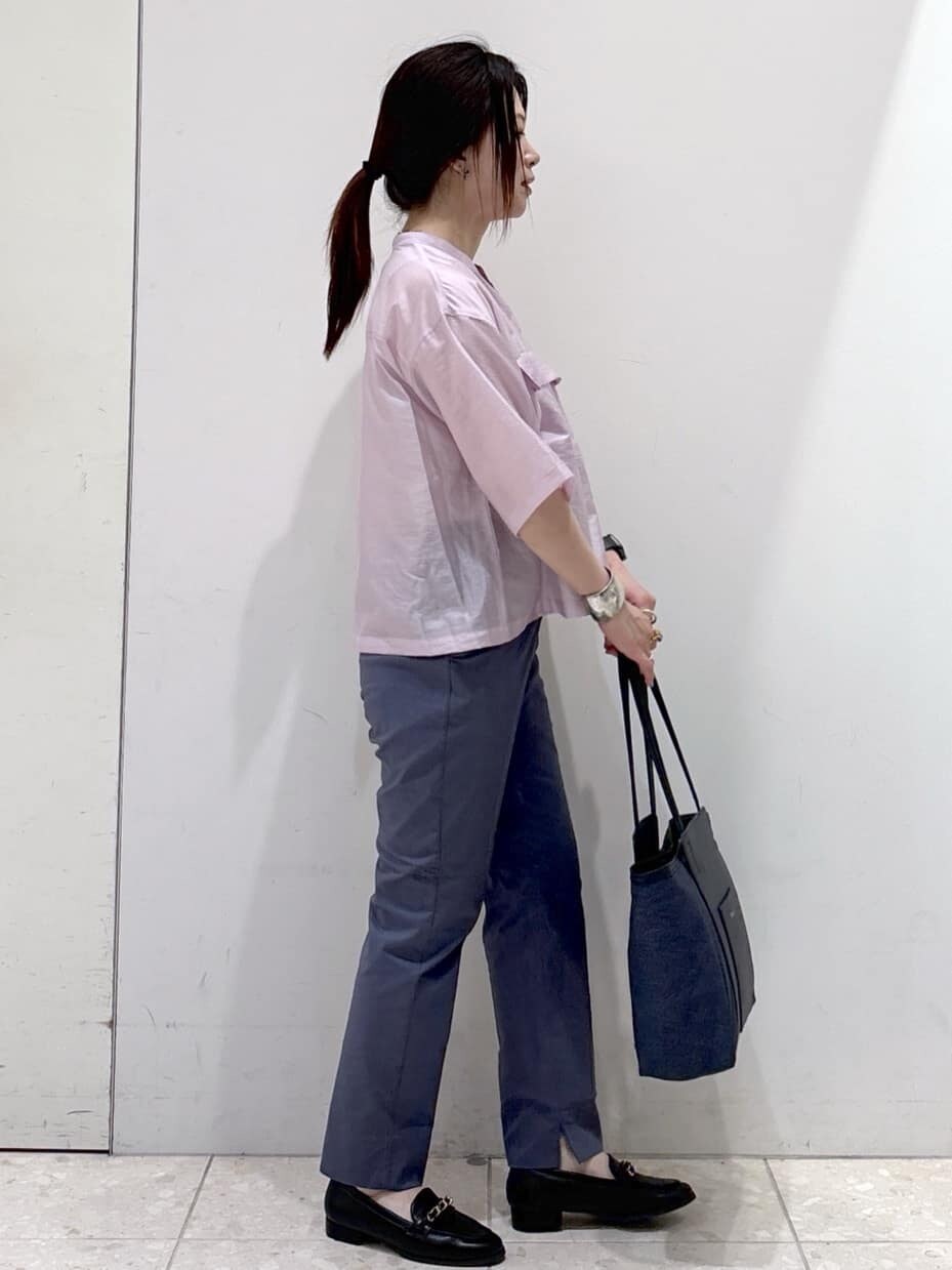 パープル系のシャツ/ブラウス、ホワイト系のタンクトップ、ブルー系のその他パンツを着用したレディースの夏コーディネートの2枚目の写真