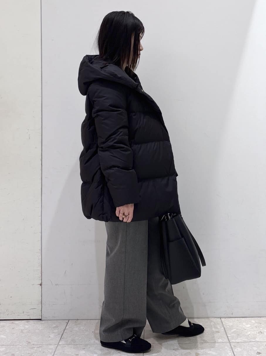 ブラック系のダウンジャケット/コート、ホワイト系のニット/セーター、グレー系のその他パンツを着用したレディースの冬コーディネートの2枚目の写真