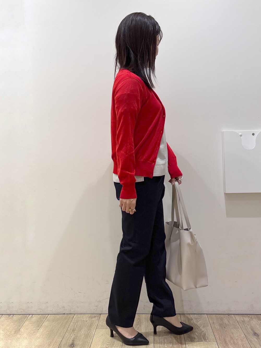 ブラック系のパンプス、グレー系のトートバッグ、ブルー系のその他パンツを着用したレディースの春コーディネートの5枚目の写真