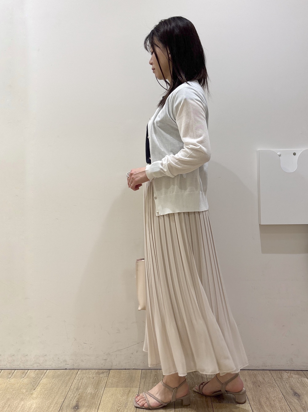 ベージュ系のワンピース、ベージュ系のスカート、ベージュ系のトートバッグを着用したレディースの春コーディネートの4枚目の写真