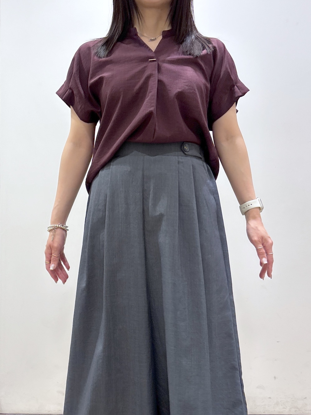 レッド系のシャツ/ブラウス、グレー系のその他パンツ、ブラック系のトートバッグを着用したレディースの夏コーディネートの5枚目の写真