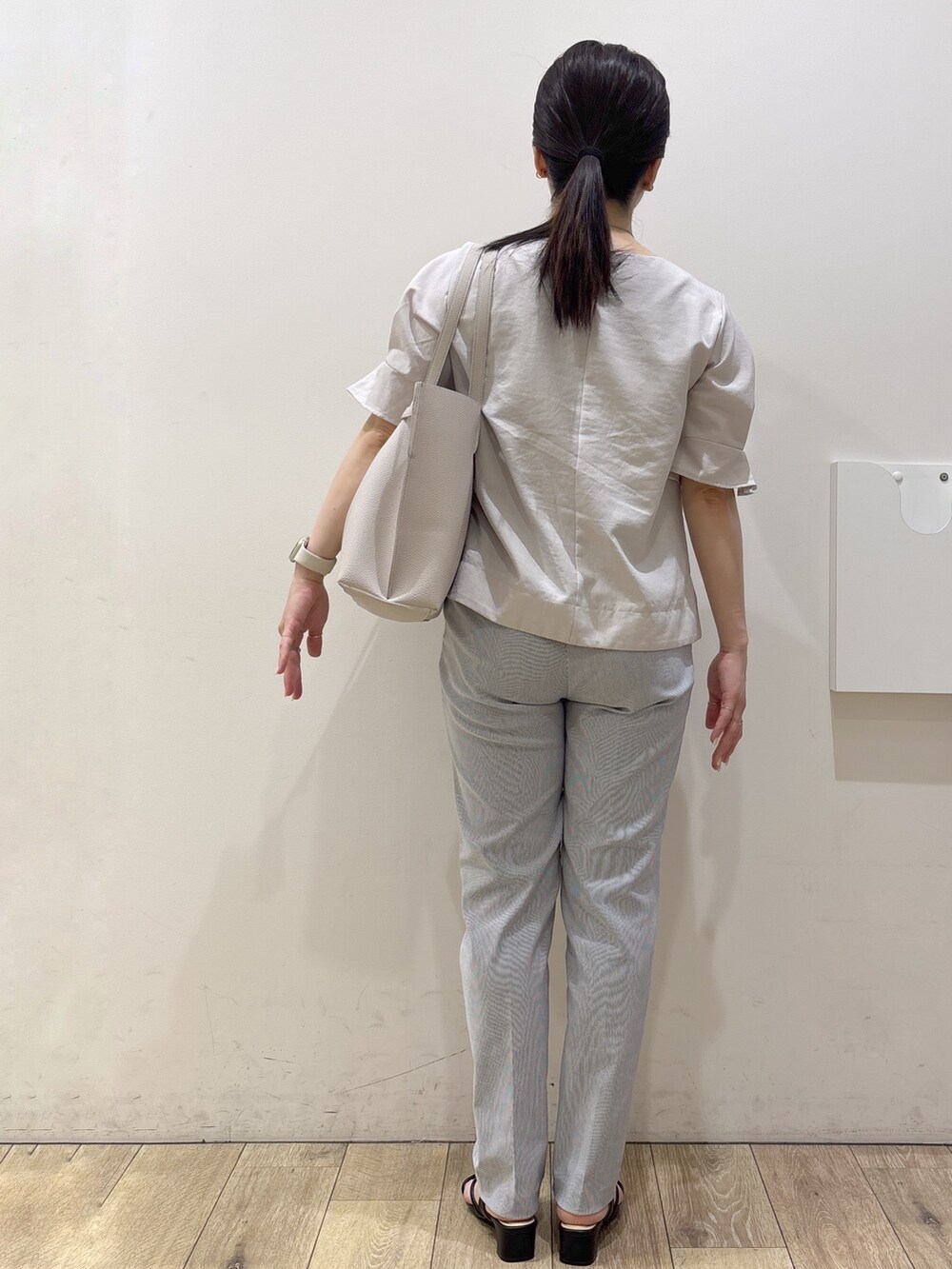 ベージュ系のシャツ/ブラウス、ブルー系のその他パンツ、グレー系のトートバッグを着用したレディースの夏コーディネートの3枚目の写真