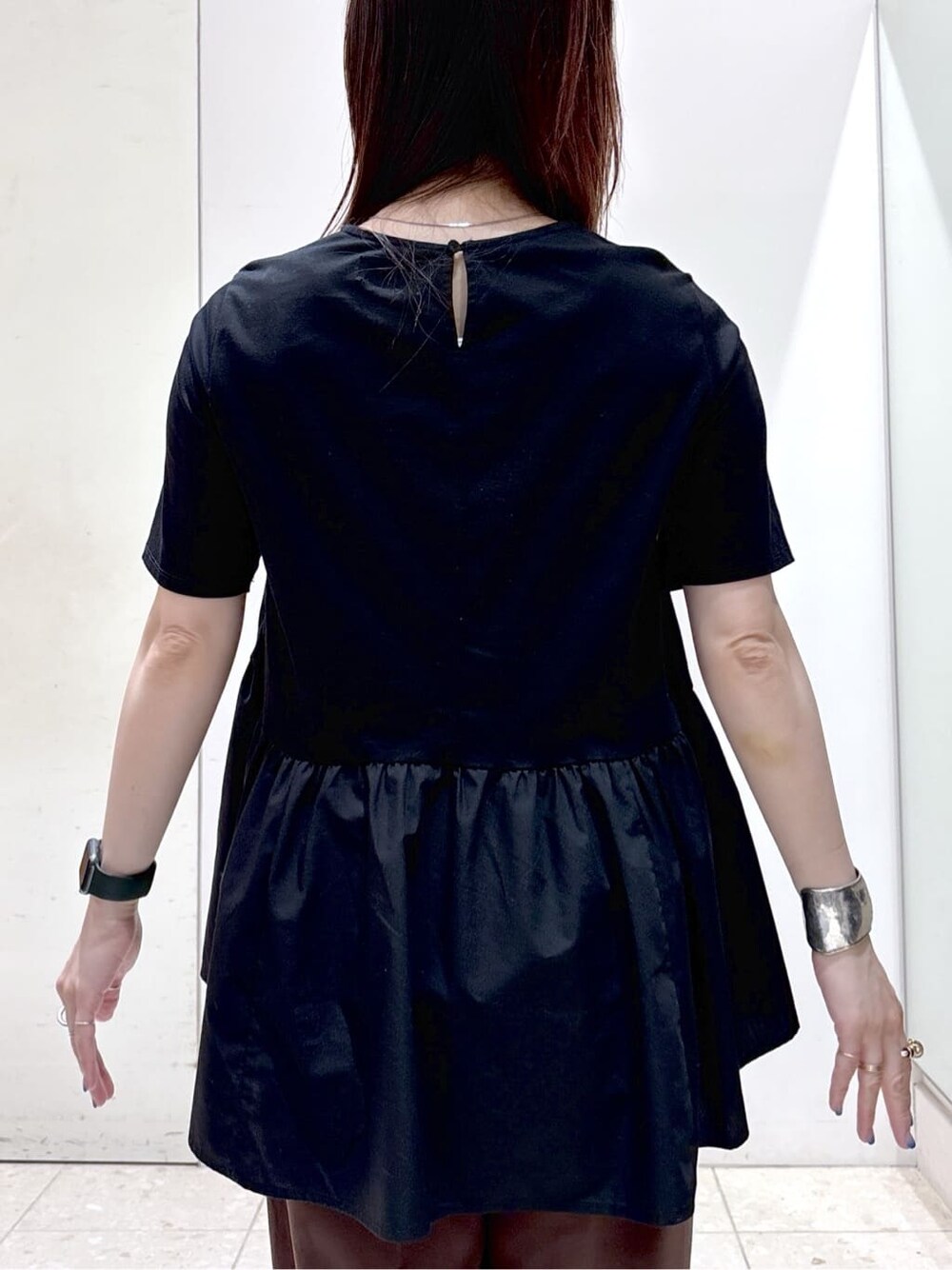 ブラック系のTシャツ/カットソー、ブラウン系のその他パンツ、ブラウン系のトートバッグを着用したレディースの夏コーディネートの8枚目の写真