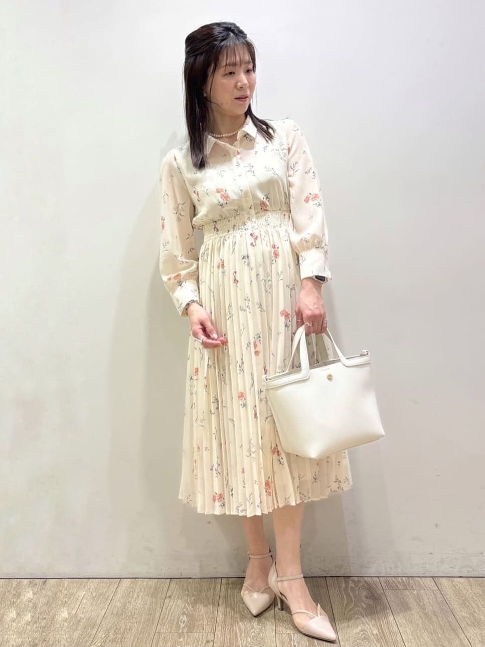 ベージュ系のパンプス、ホワイト系のショルダーバッグ、グレー系のブルゾンを着用したレディースの春コーディネートの5枚目の写真