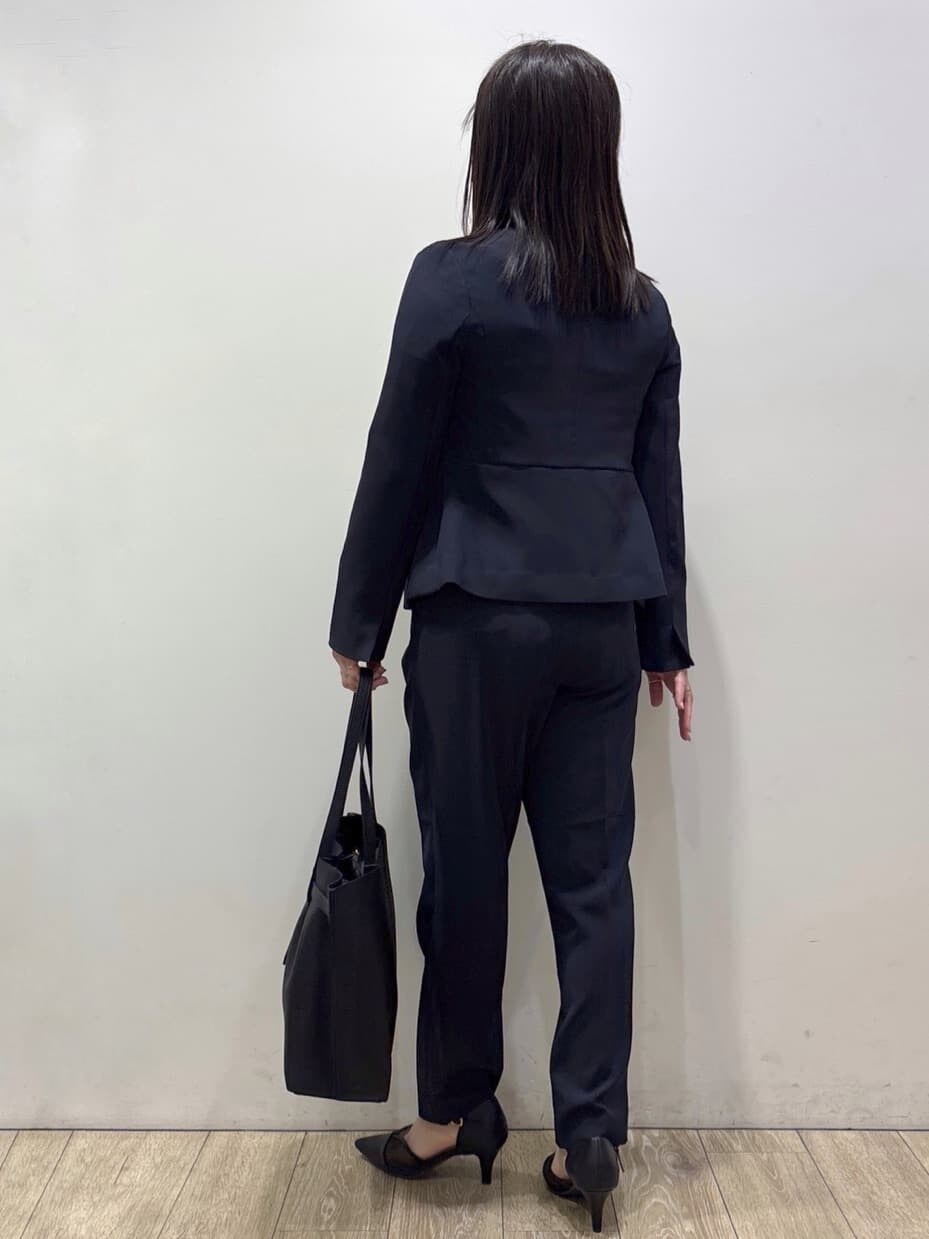 ブルー系のノーカラージャケット、ホワイト系のニット/セーター、ブルー系のその他パンツを着用したレディースの春コーディネートの7枚目の写真