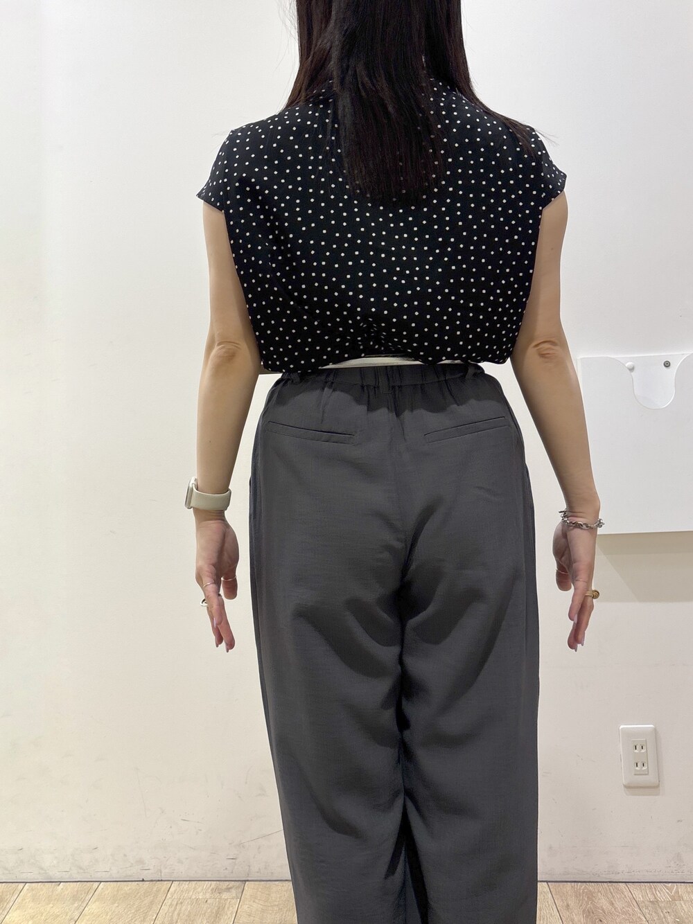 ブラック系のシャツ/ブラウス、グレー系のその他パンツ、ブラック系のトートバッグを着用したレディースの夏コーディネートの10枚目の写真