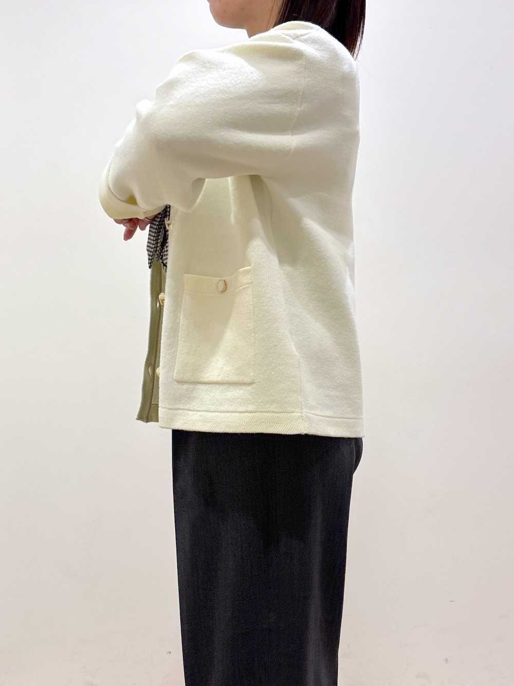 ホワイト系のカーディガン/ボレロ、ブラック系のシャツ/ブラウス、グレー系のその他パンツを着用したレディースの秋コーディネートの8枚目の写真
