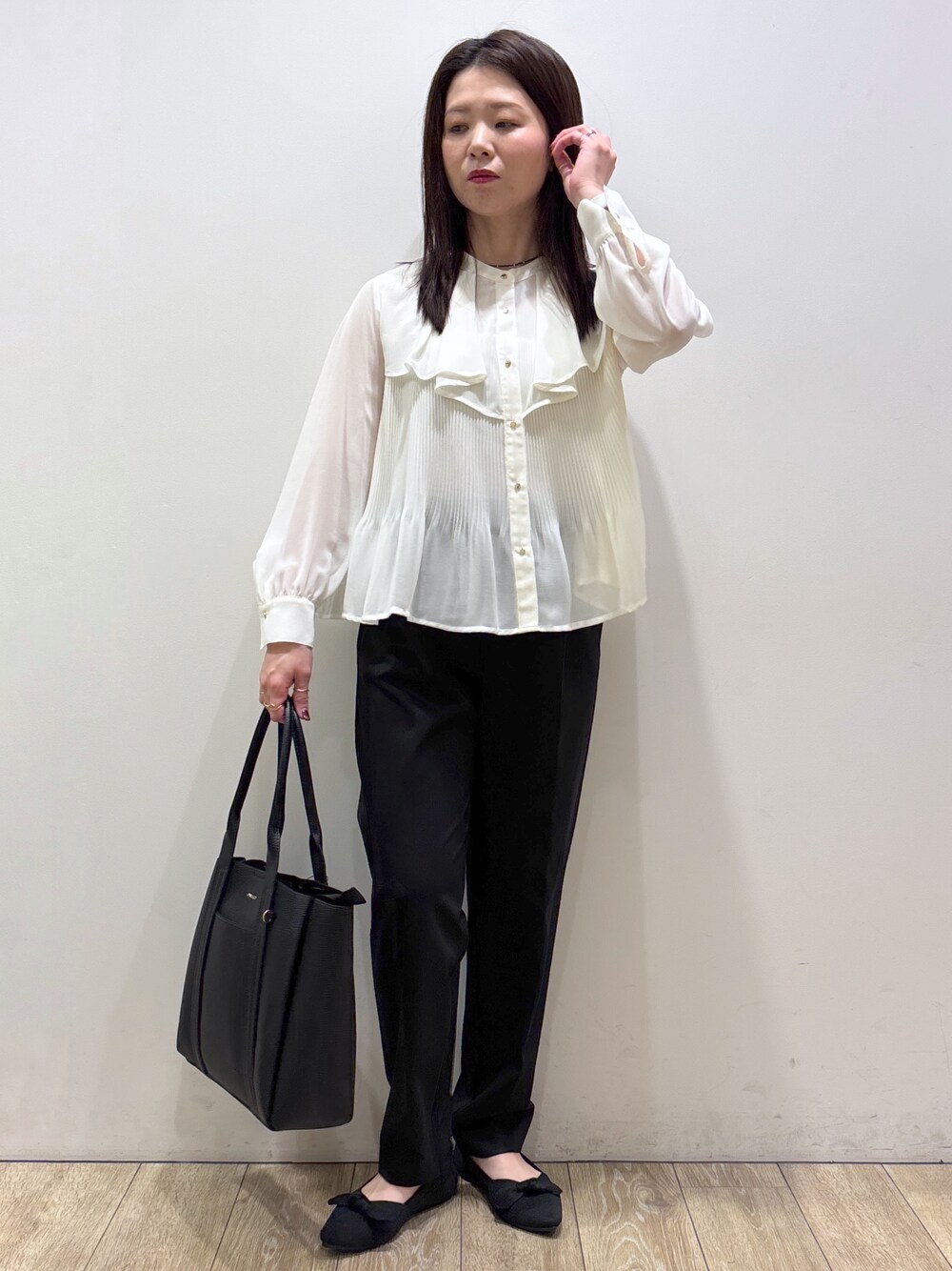 ホワイト系のシャツ/ブラウス、ブラック系のその他パンツ、ブラック系のトートバッグを着用したレディースの秋コーディネートの5枚目の写真