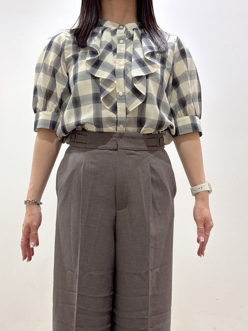 ホワイト系のシャツ/ブラウス、ブラウン系のその他パンツ、その他のトートバッグを着用したレディースの夏コーディネートの5枚目の写真
