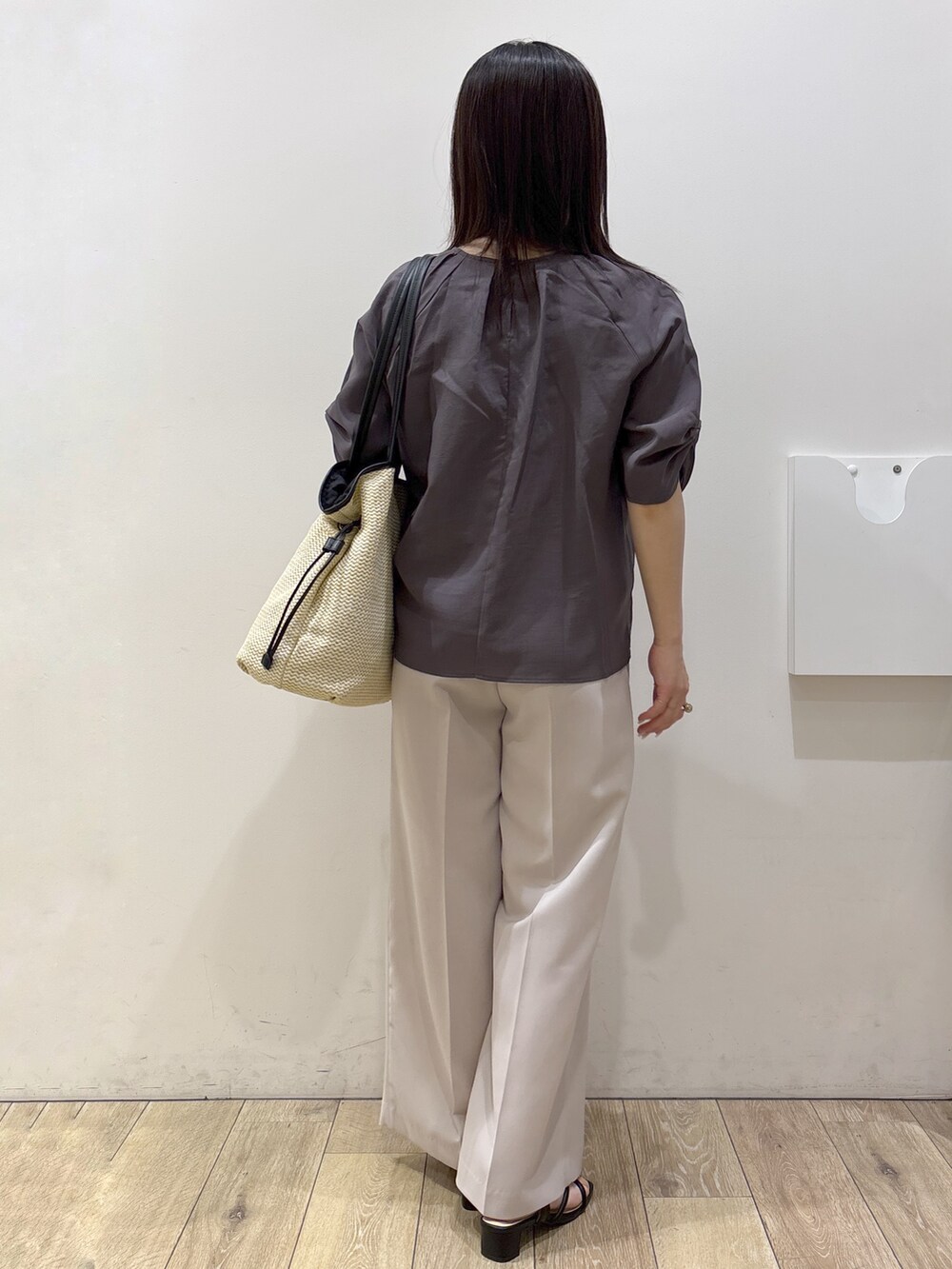 ブラウン系のシャツ/ブラウス、ベージュ系のその他パンツ、ホワイト系のトートバッグを着用したレディースの夏コーディネートの3枚目の写真