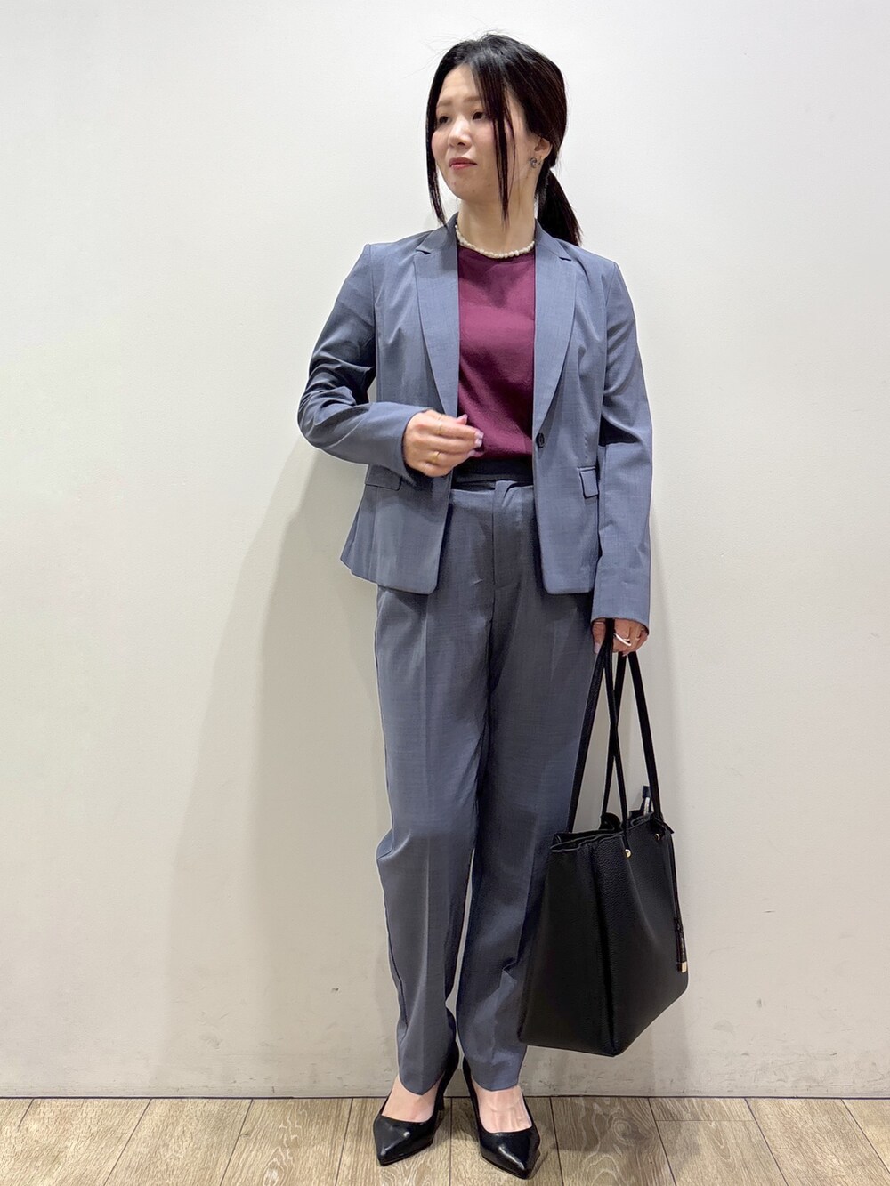 グレー系のテーラードジャケット、レッド系のTシャツ/カットソー、グレー系のその他パンツを着用したレディースの夏コーディネートの2枚目の写真